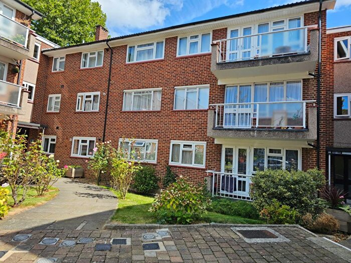 3 Bedroom Flat To Rent In Southgate, London, N21