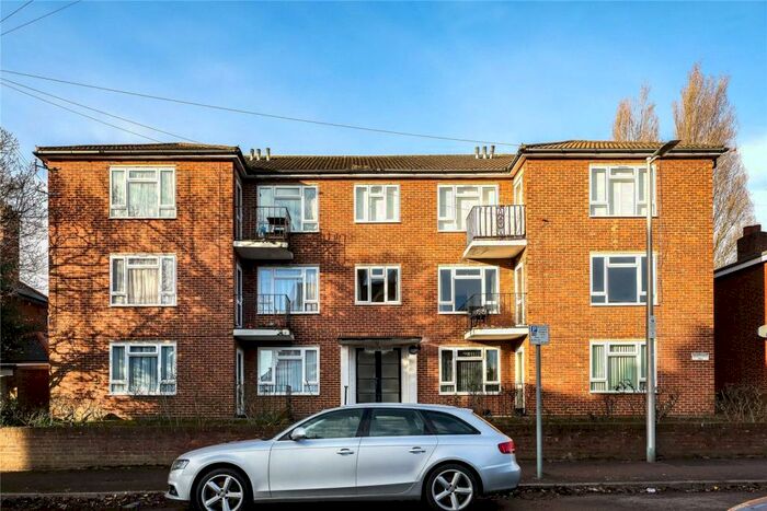2 Bedroom Flat To Rent In Glenavon Lodge, Lansdowne Road, London, E18