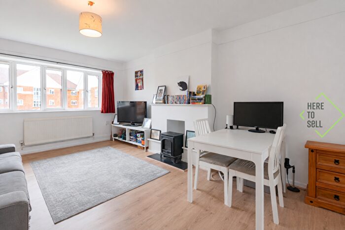 3 Bedroom Flat For Sale In Elmshurst Crescent, East Finchley, London, N2