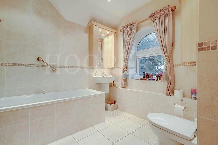 2 Bedroom Apartment For Sale In Westfield Park, Hatch End, Pinner, HA5