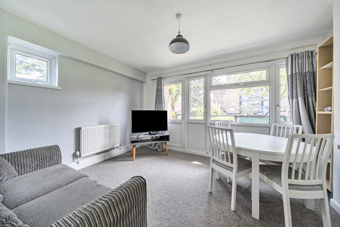 2 Bedroom Apartment For Sale In Lowth Road, London, SE5