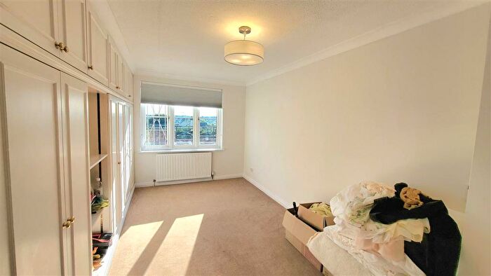 2 Bedroom Apartment To Rent In Crescent Road, Enfield, EN2