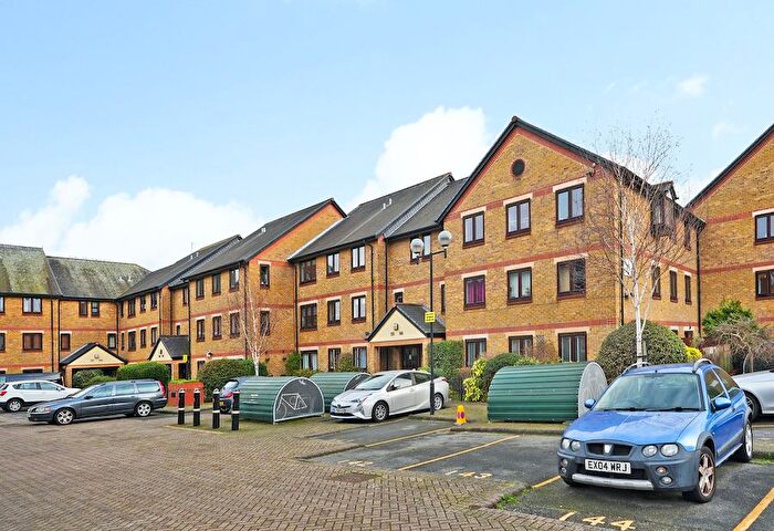 2 Bedroom Flat To Rent In Riverside Close, London, E5