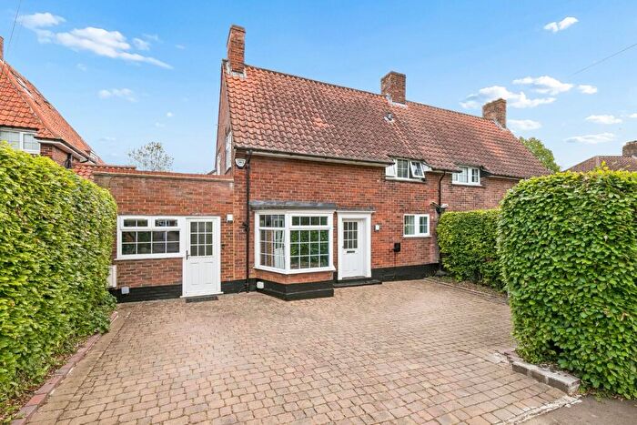 4 Bedroom Semi-Detached House For Sale In Blakemere Road, Welwyn Garden City, Hertfordshire, AL8