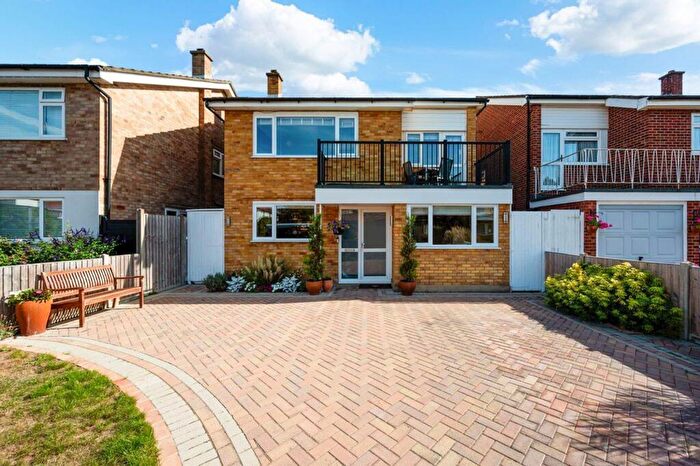 5 Bedroom Detached House To Rent In Mandeville Drive, Surbiton, KT6