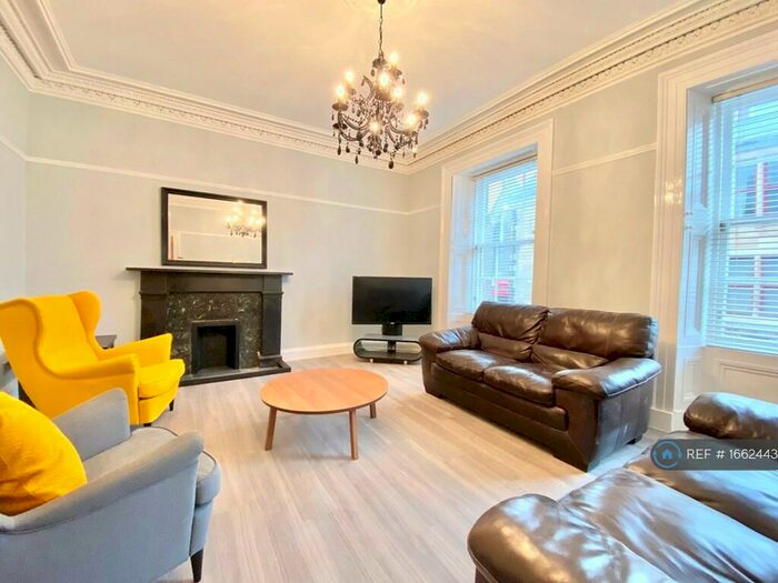 4 Bedroom Flat To Rent In Wellmeadow Street, Paisley, PA1