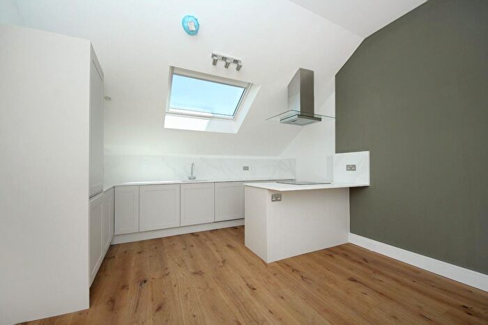 2 Bedroom Flat To Rent In Cumberland Park, W3