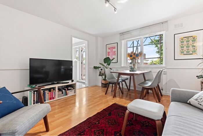 2 Bedroom Flat To Rent In Canonbury Crescent, Canonbury, N1