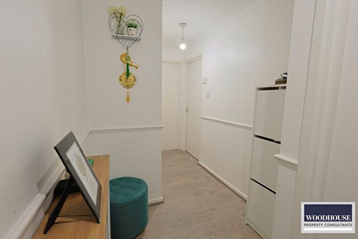 1 Bedroom Flat For Sale In Parkside, Waltham Cross, EN8