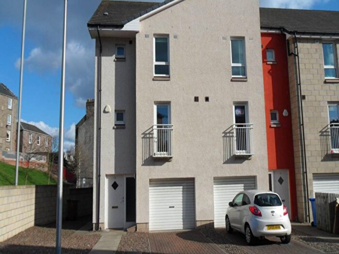 4 Bedroom Town House To Rent In Milnbank Gardens, Dundee, DD1