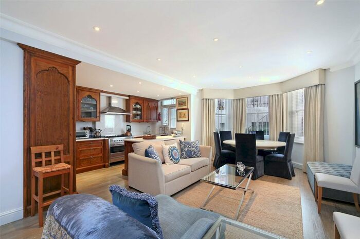 4 Bedroom Flat To Rent In Cadogan Square, Knightsbridge, SW1X