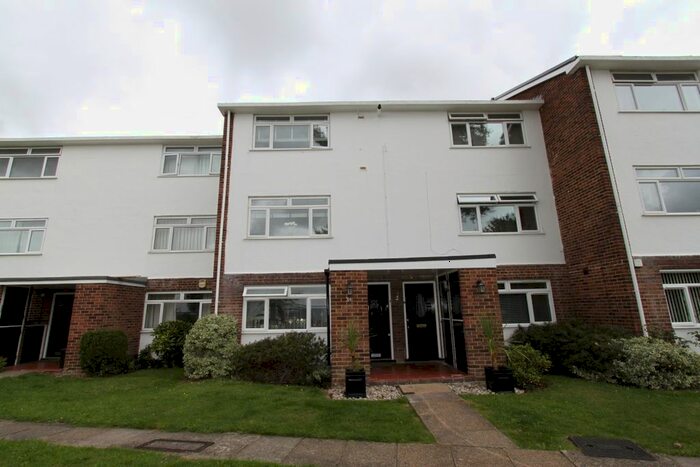 2 Bedroom Maisonette To Rent In Carters Hill Close, Mottingham, London, SE9