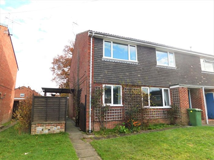 2 Bedroom Maisonette To Rent In Windsor Walk, Lindford, GU35