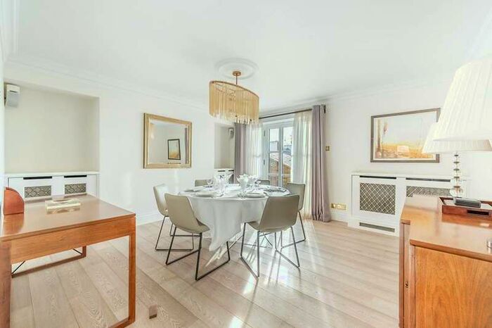 3 Bedroom Flat To Rent In Hyde Park Gate, Kensington, SW7