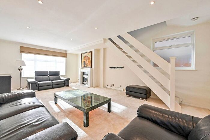 4 Bedroom Detached House To Rent In Worcester Park, Worcester Park, KT4