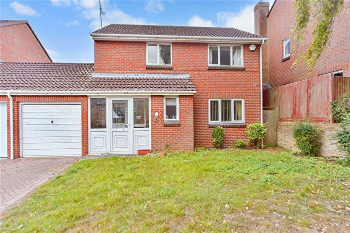 4 Bedroom Link Detached House For Sale In Fallowfield, Sittingbourne, Kent, ME10