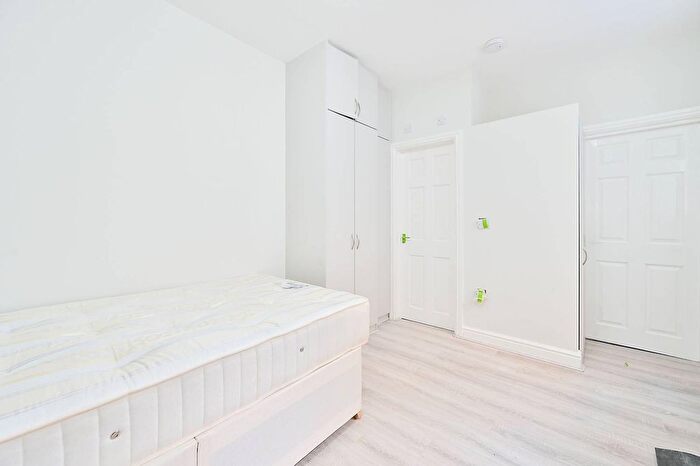 Studio To Rent In Shepherds Bush, Shepherd's Bush, London, W12