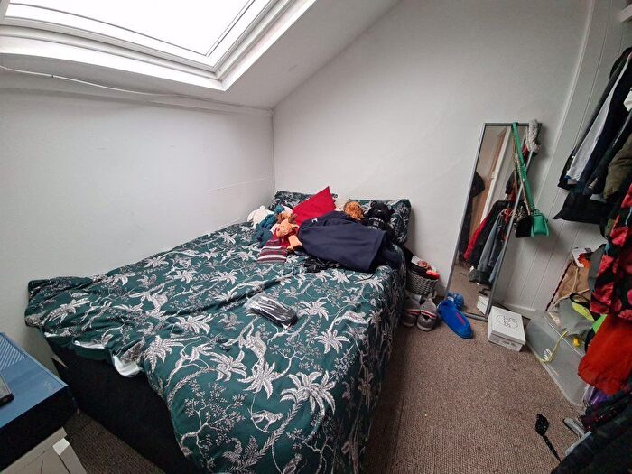 1 Bedroom Semi Detached House To Rent In Top Victoria Road, Leeds, LS6