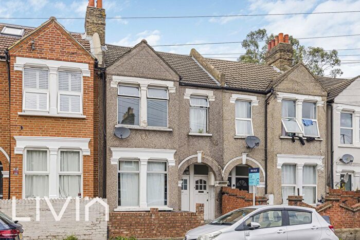2 Bedroom Maisonette For Sale In Charlmont Road, London, SW17