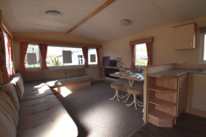 2 Bedroom Mobile/park Home For Sale In Southfield Lane, Tunstall, Hull, HU12