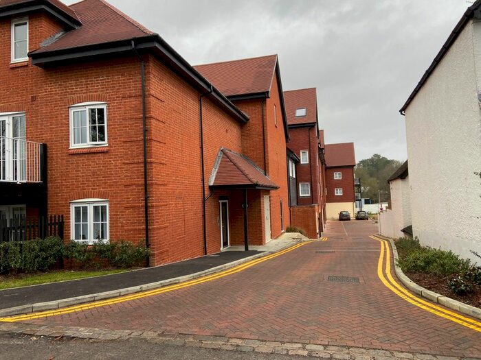 2 Bedroom Flat To Rent In Scotia Court, Station Road North, Merstham, Redhill, Surrey, RH1