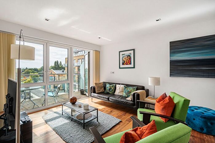 2 Bedroom Flat For Sale In Kew Bridge Road, Brentford, TW8