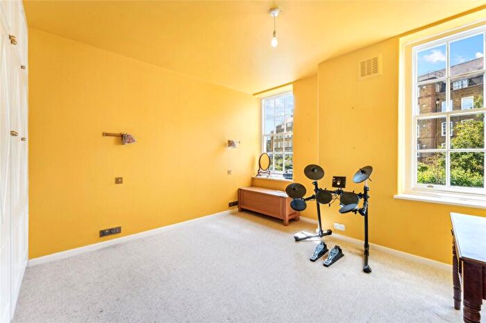 2 Bedroom Apartment To Rent In Vicarage Crescent, London, SW11
