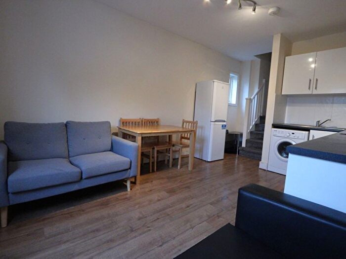 3 Bedroom Flat To Rent In High Street, London, N8