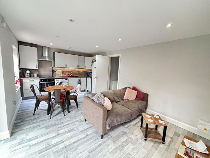 2 Bedroom Flat To Rent In A Victoria Road, Leeds, LS6