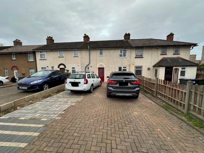 3 Bedroom Terraced House To Rent In Mays Lane, Barnet, Hertfordshire, EN5