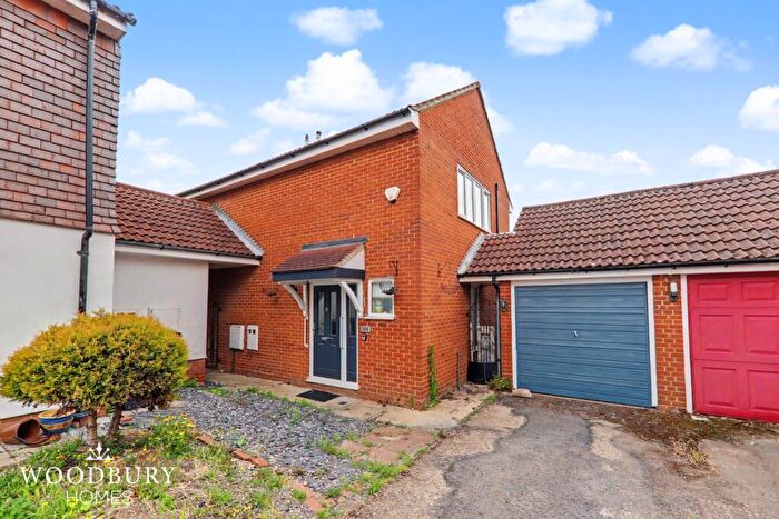 4 Bedroom Detached House For Sale In The Lindens, Loughton, IG10