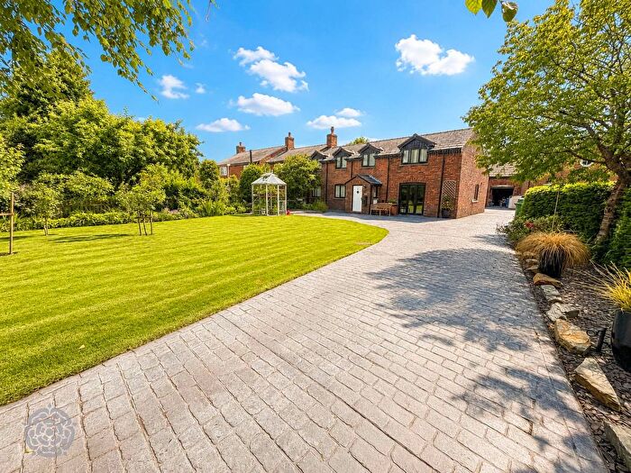 4 Bedroom Barn Conversion For Sale In Southworth Lane, Croft, WA3
