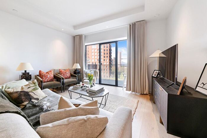 2 Bedroom Flat For Sale In Globe House, Botanic Square, London, E14