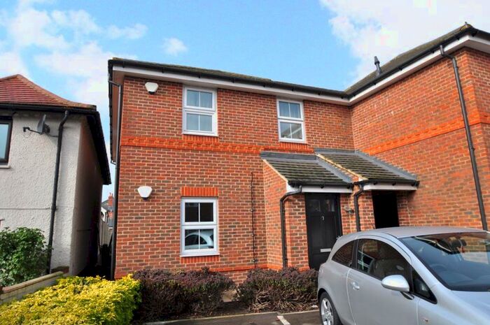 2 Bedroom Maisonette To Rent In North Town Road, Maidenhead SL6