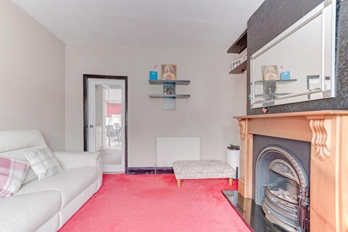3 Bedroom Semi-Detached House For Sale In Thurlestone Road, Birmingham, West Midlands, B31