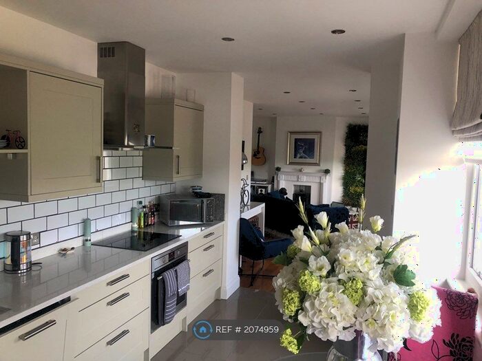 2 Bedroom Flat To Rent In Eversley Park, Folkestone, CT20