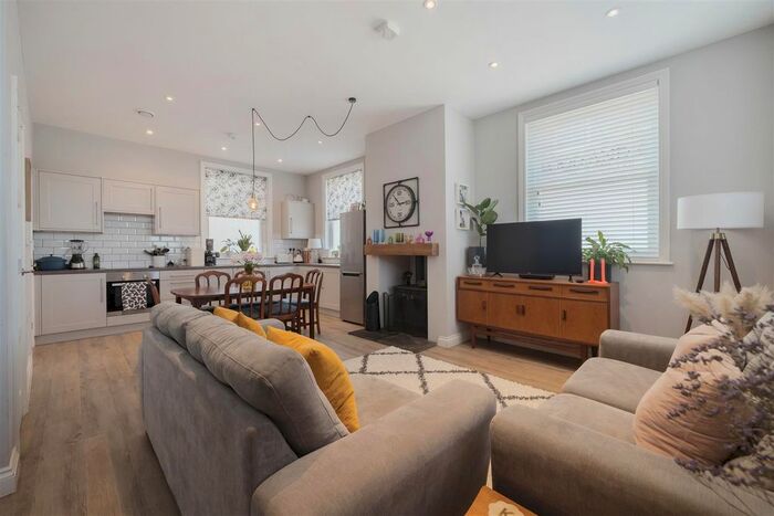 2 Bedroom End Of Terrace House To Rent In Bear Lane, Farnham, GU9