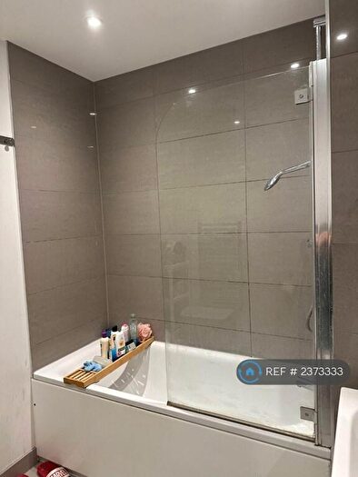1 Bedroom Flat To Rent In Parkgate House, New Malden, KT3