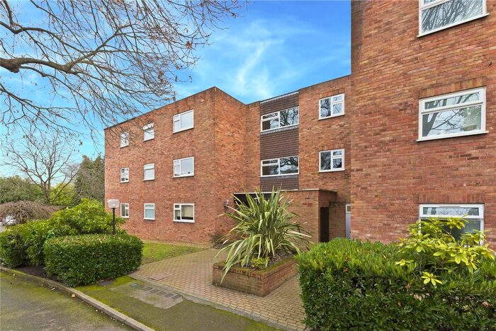 3 Bedroom Flat To Rent In Abbotswood, Oatlands Chase, Weybridge, Surrey, KT13
