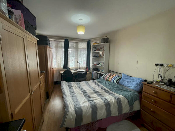 Flat To Rent In Hamilton Avenue, Edmonton, N9