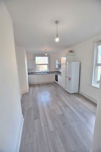 3 Bedroom Flat To Rent In Earlham Grove, Forest Gate, London E7