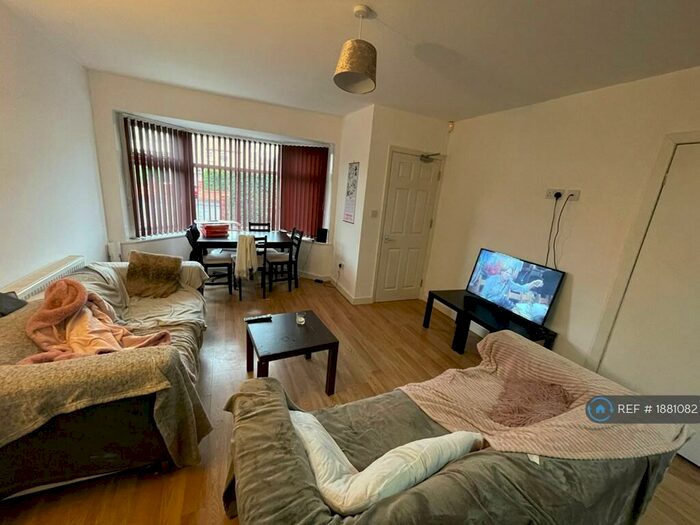 5 Bedroom Semi-Detached House To Rent In Edgeworth Drive, Manchester, M14