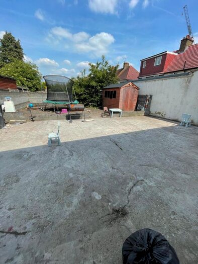 Studio To Rent In South Avenue, Southall, UB1