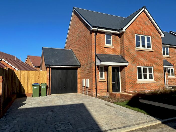 3 Bedroom Detached House To Rent In Ely Way, Faygate, Horsham, RH12