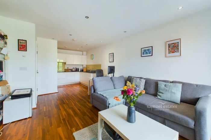1 Bedroom Flat To Rent In Penrose Court, Boundaries Road, London, SW12