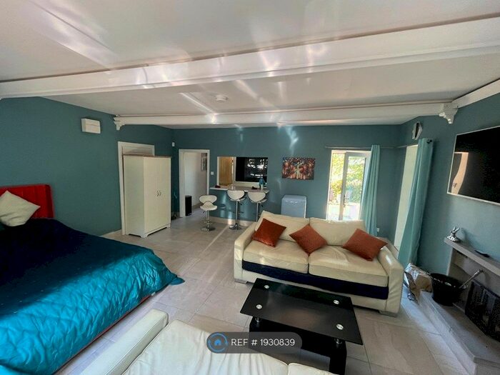 Studio To Rent In Harrogate Road, Leeds, LS17