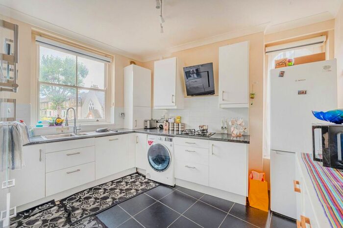 4 Bedroom Flat To Rent In Vicarage Grove, Camberwell, London, SE5