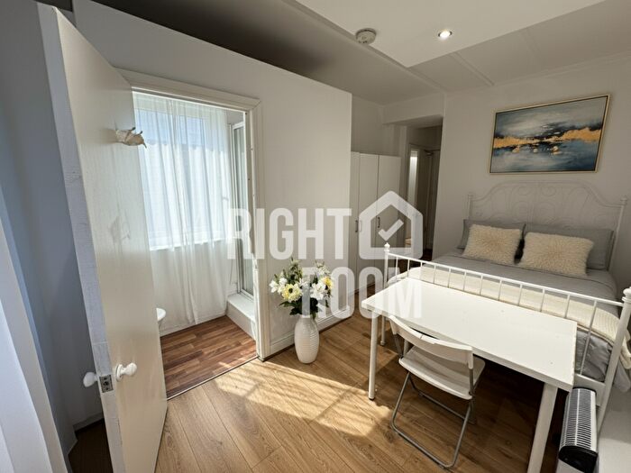 3 Bedroom Flat To Rent In Hastings Street, London, WC1H