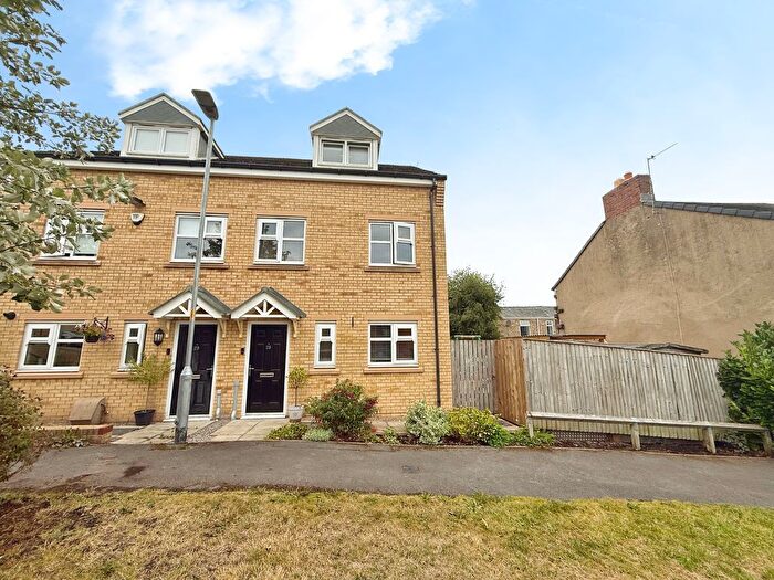 3 Bedroom Town House For Sale In Pattinson Drive, Crawcrook, NE40