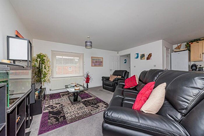 2 Bedroom Apartment To Rent In Victoria Gardens, Wokingham, RG40